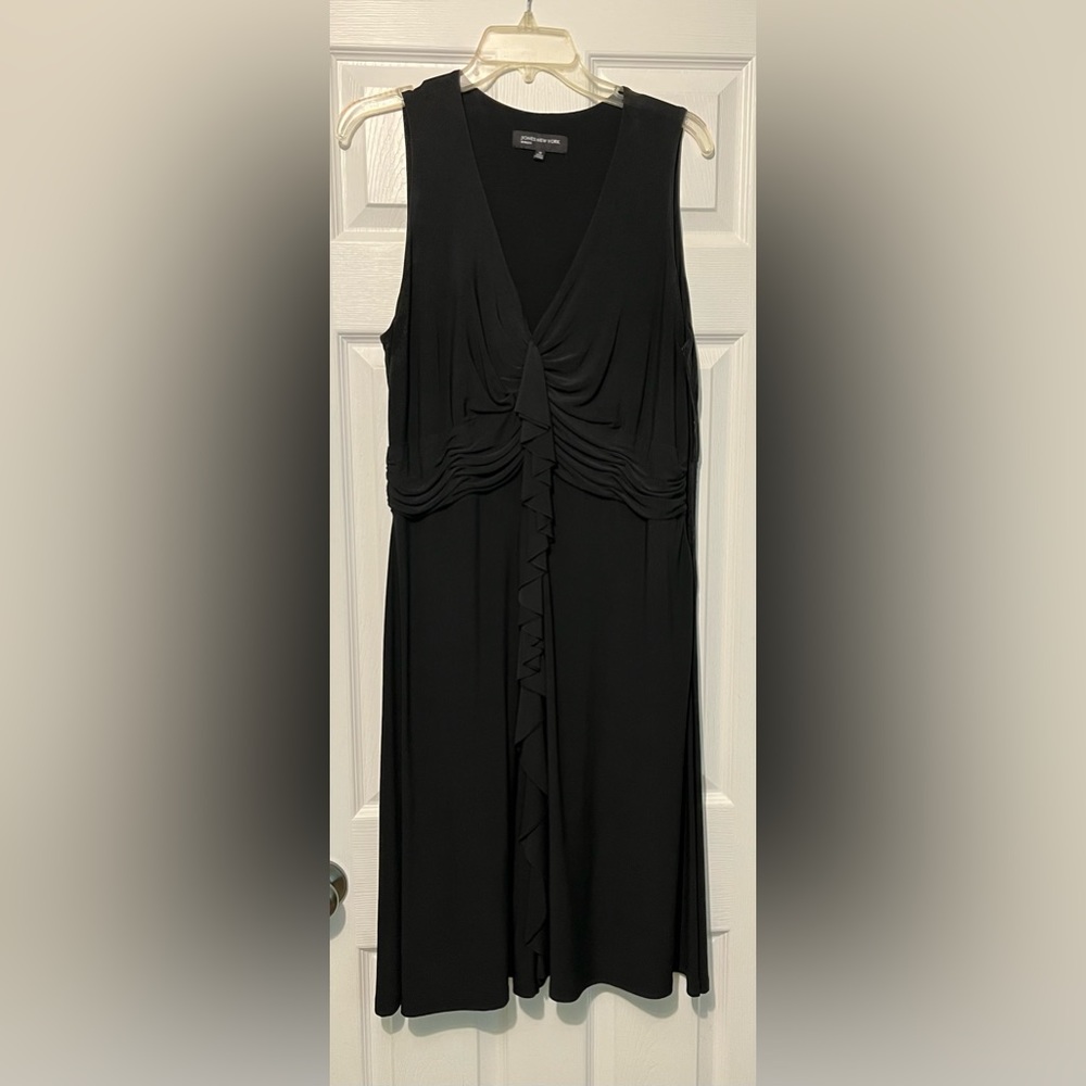 Jones New York black sleveless v neck mini dress- size 16
